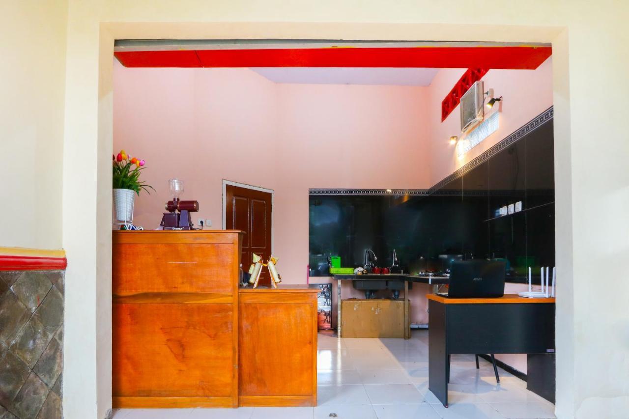 Oyo Life 3064 Mahameru Kost Putra Jember Exterior photo