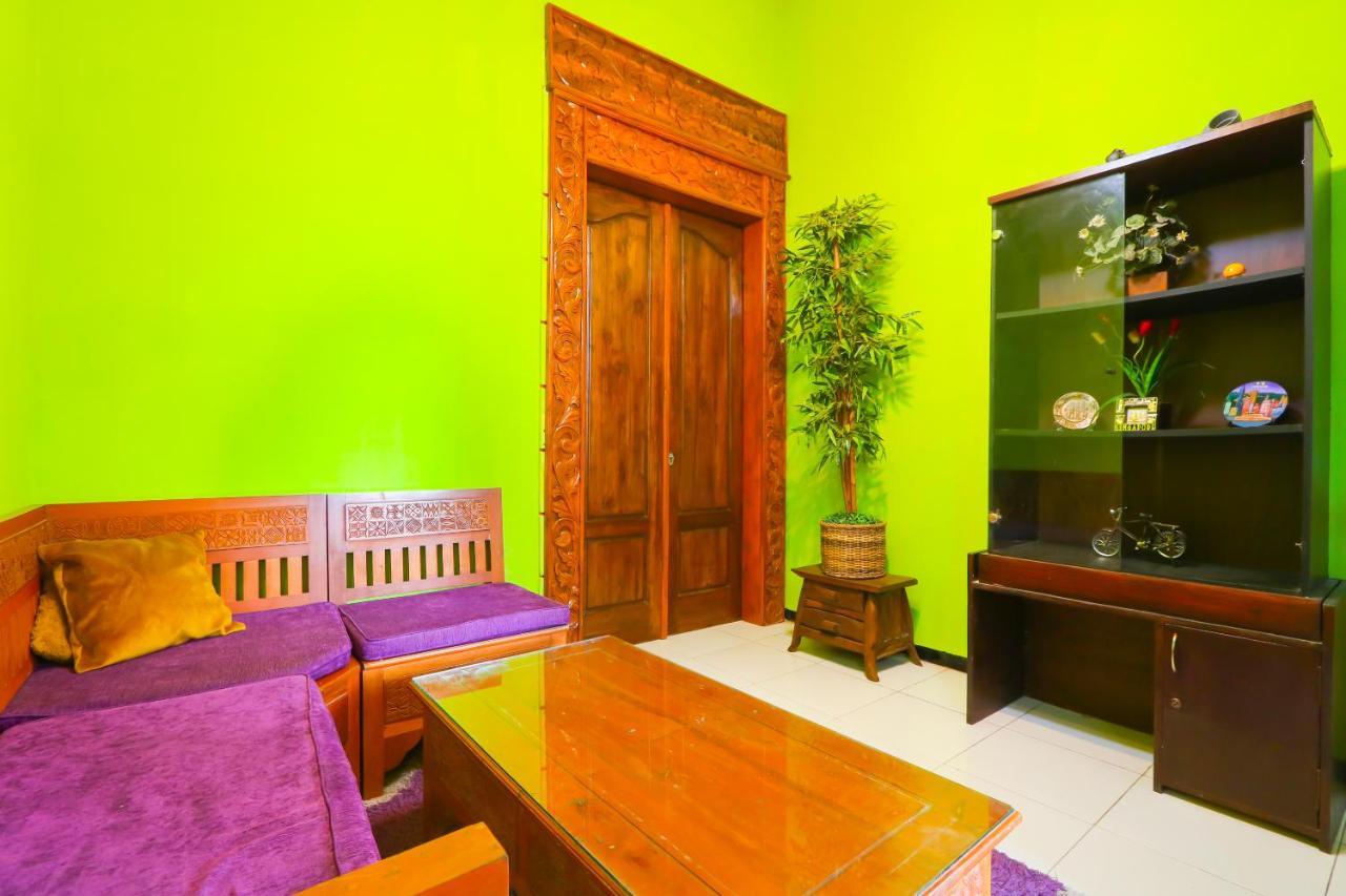 Oyo Life 3064 Mahameru Kost Putra Jember Exterior photo