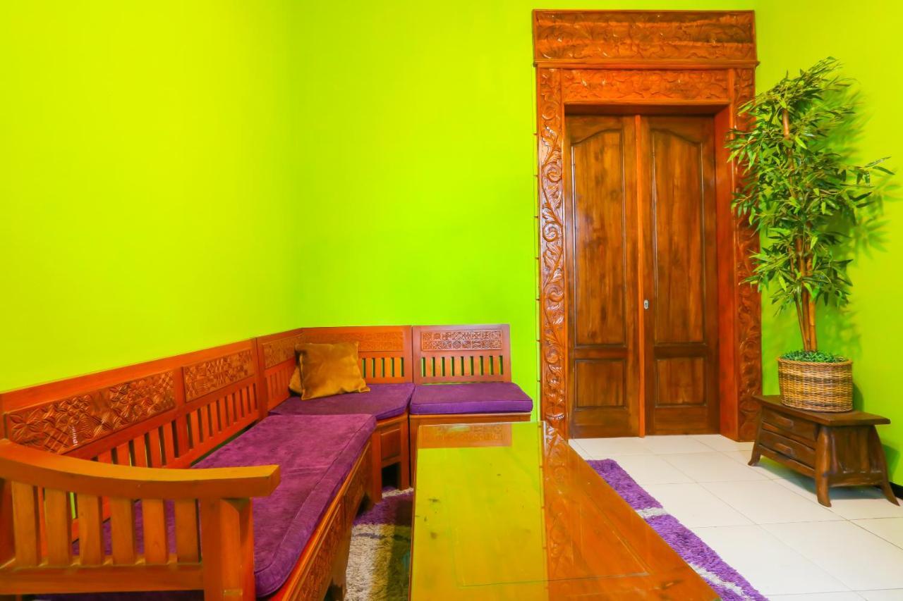Oyo Life 3064 Mahameru Kost Putra Jember Exterior photo